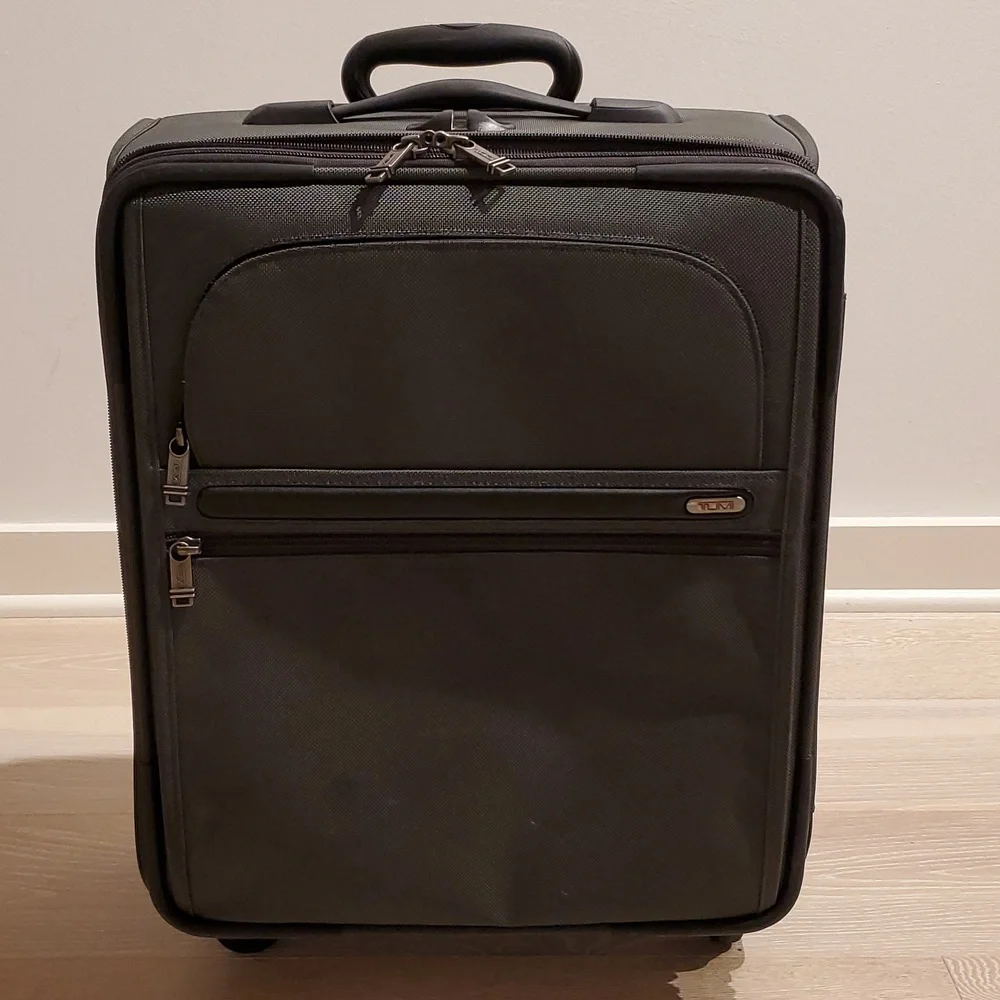 Tumi Expandable International Carry-on Luggage Suitcase in Gray